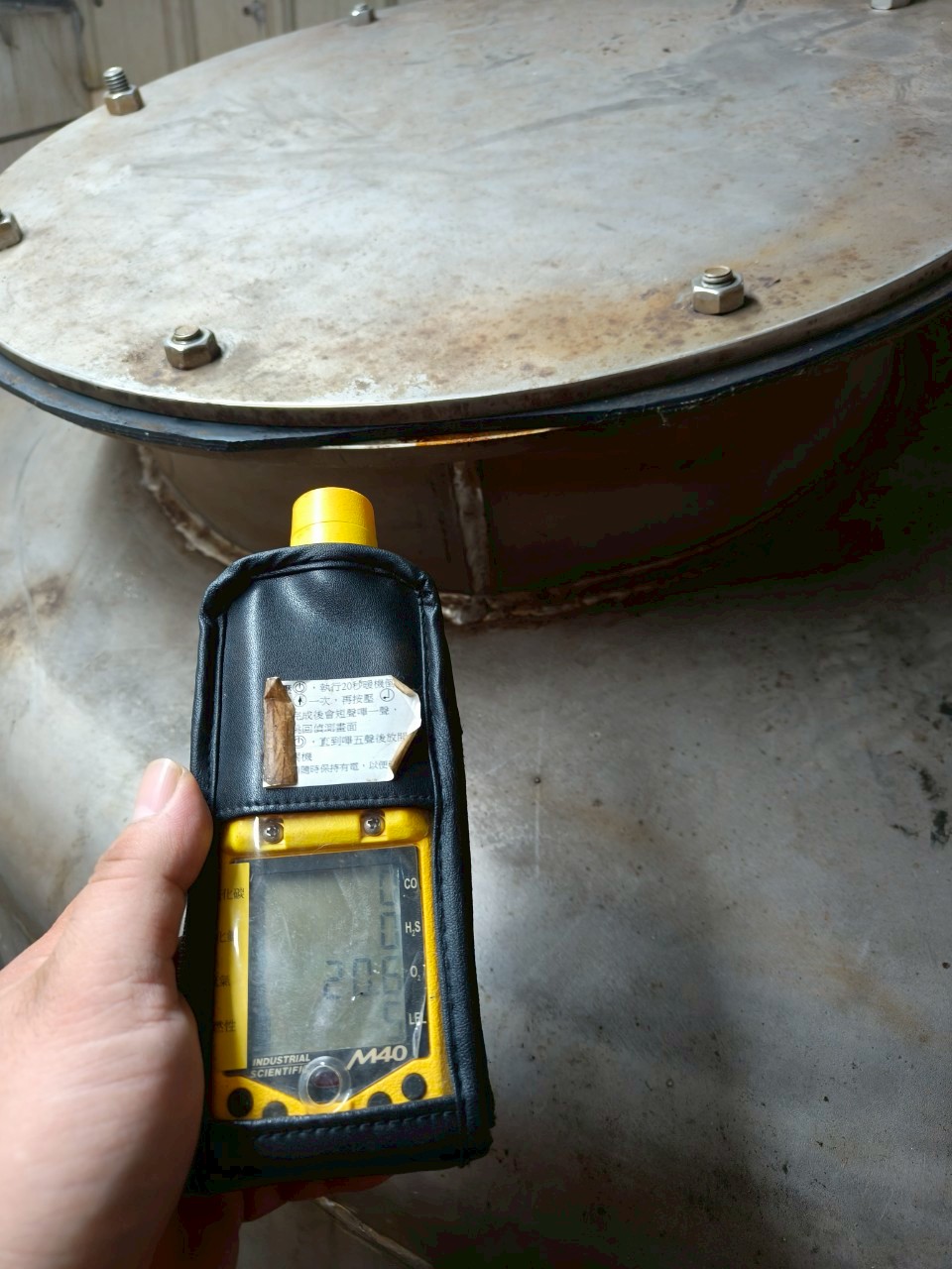 工研院廢液槽水刀清理