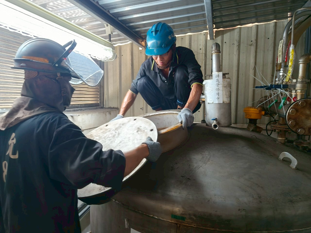 工研院廢液槽水刀清理