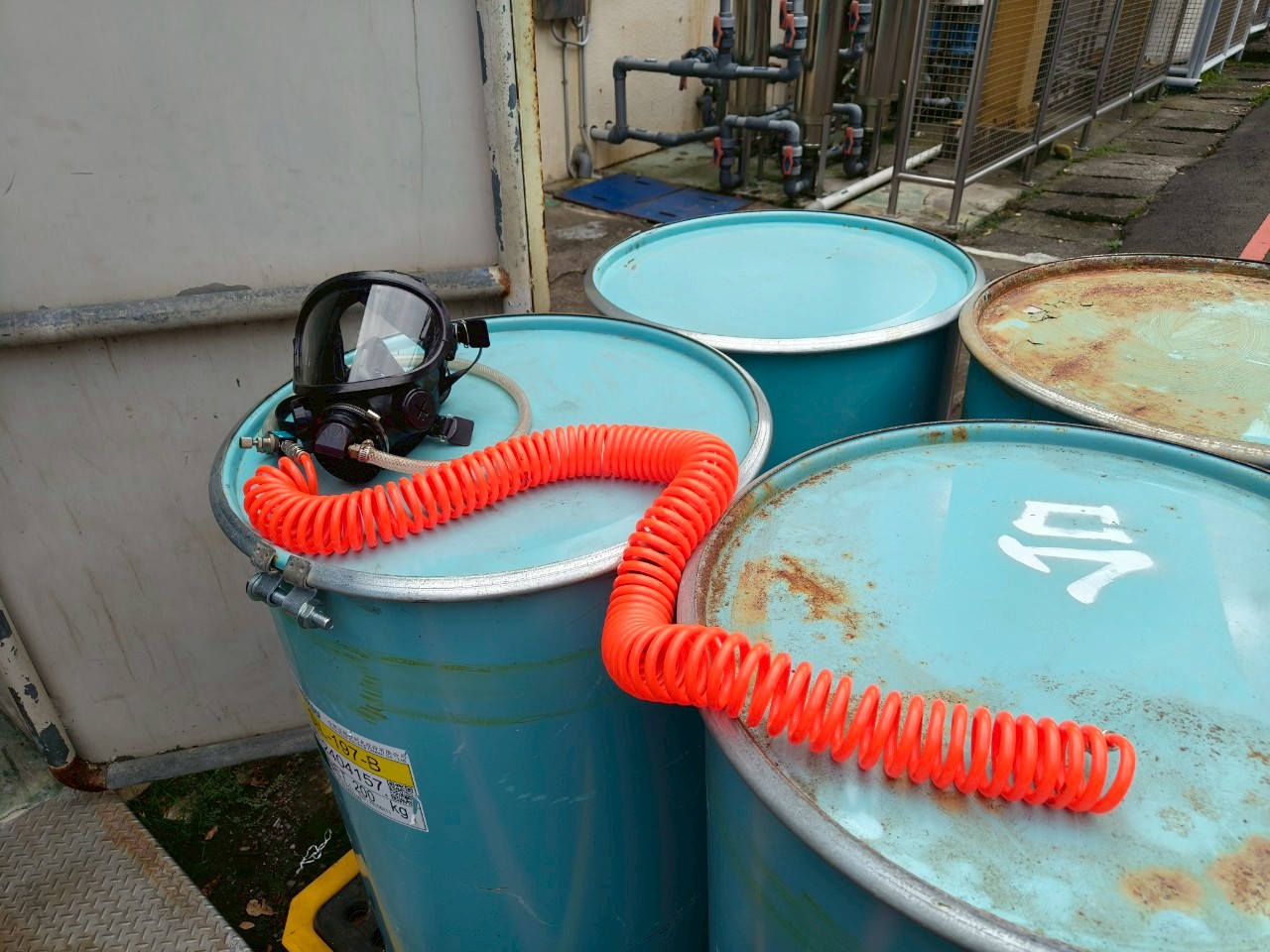 工研院廢液槽水刀清理