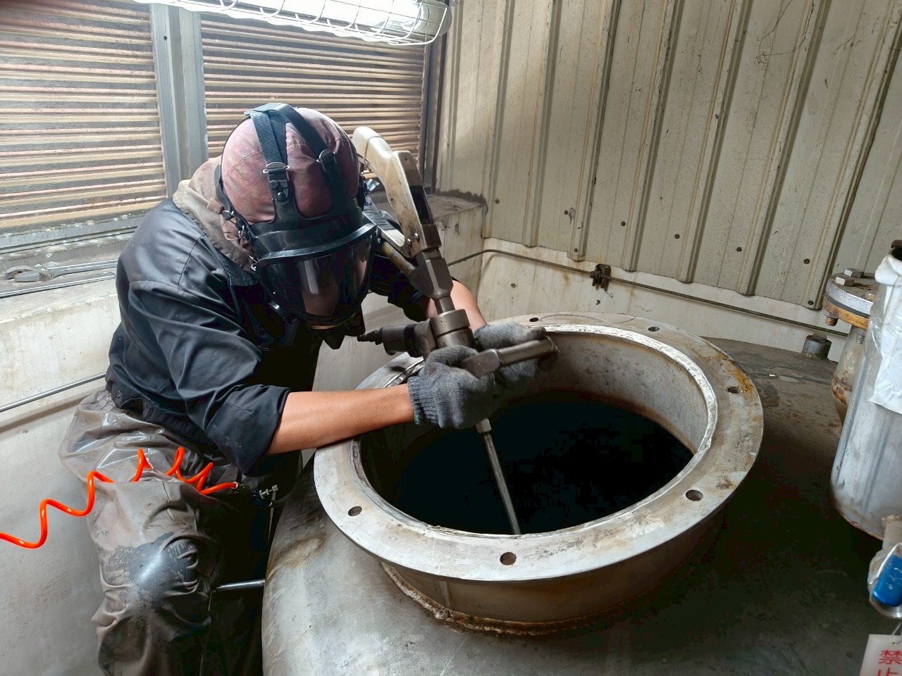 工研院廢液槽水刀清理