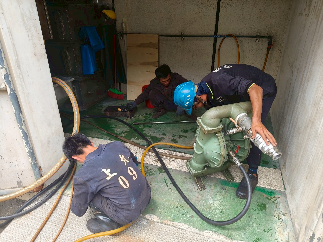 工研院廢液槽水刀清理