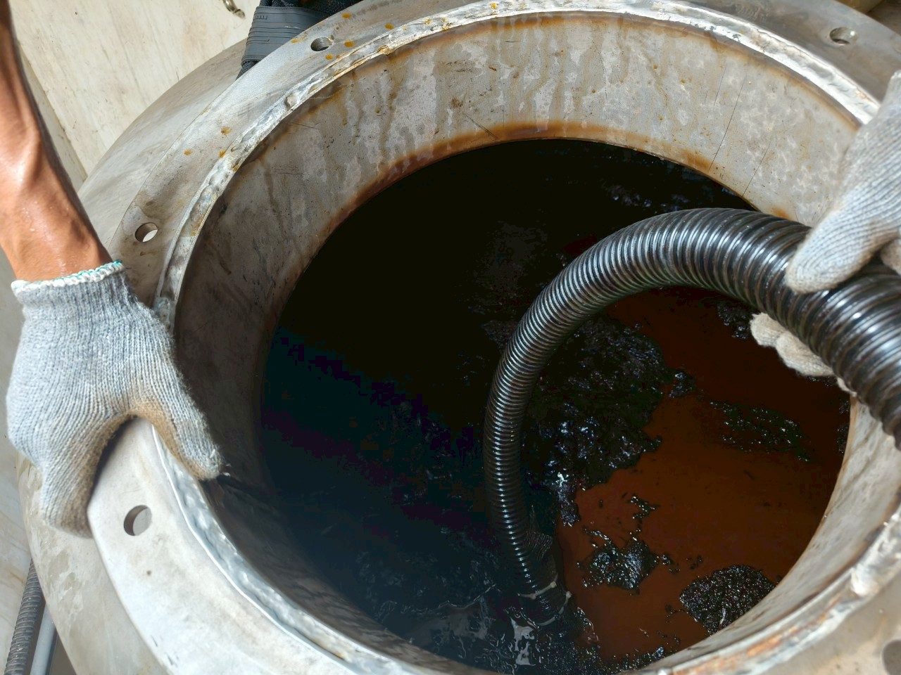 工研院廢液槽水刀清理