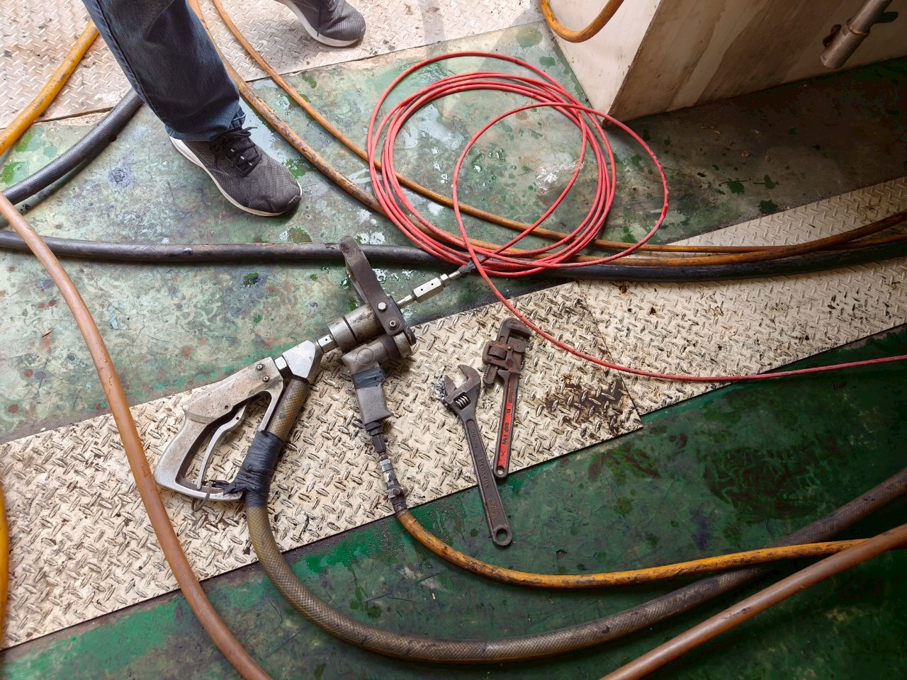 工研院廢液槽水刀清理