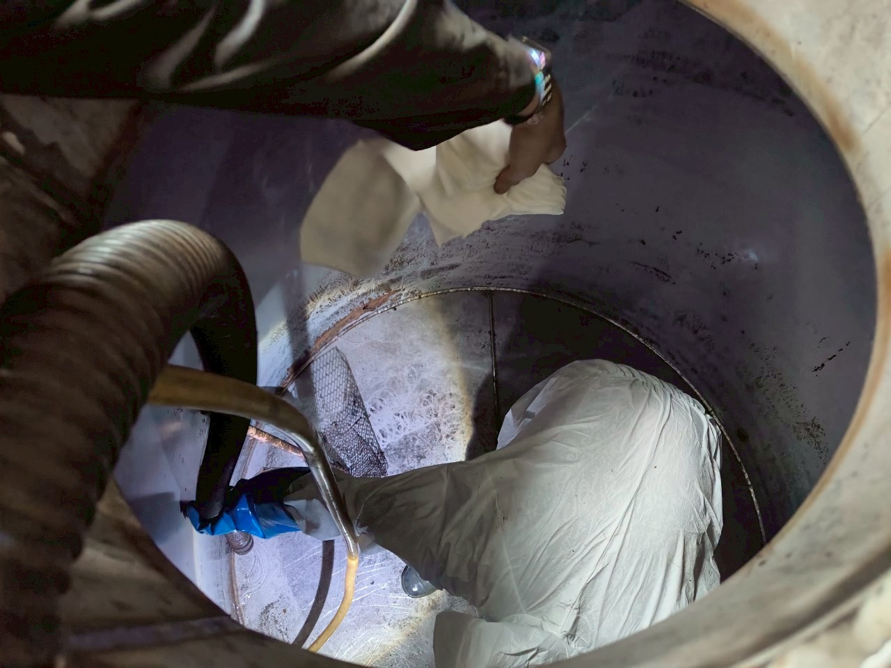 工研院廢液槽水刀清理